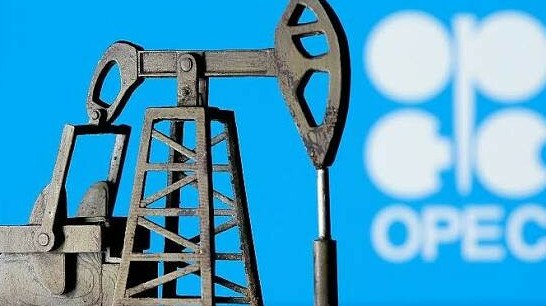 ОПЕК заморозила добычу нефти до апреля 2026 года Восьмёрка ОПЕК на очередной встрече договорилась не наращивать производство нефти в марте добыча останется на уровне декабря 2025 года передаёт ArbatMedia Государства входящие в группу добровольных ограничений ОПЕК приняли решение продлить паузу в увеличении объёмов производства Таким образом показатели добычи сохранятся без изменений Участники встречи подтвердили готовность в полном объёме компенсировать избыточное производство которое было допущено начиная с января 2024 года Очередное заседание восьмёрки добровольцев состоится 1 марта В организации указывают что повышение стоимости нефти более чем на 16 с начала года связано с геополитическими причинами При этом эксперты ОПЕК считают такой рост временным явлением учитывая сохраняющийся профицит на мировом рынке Прислать новость