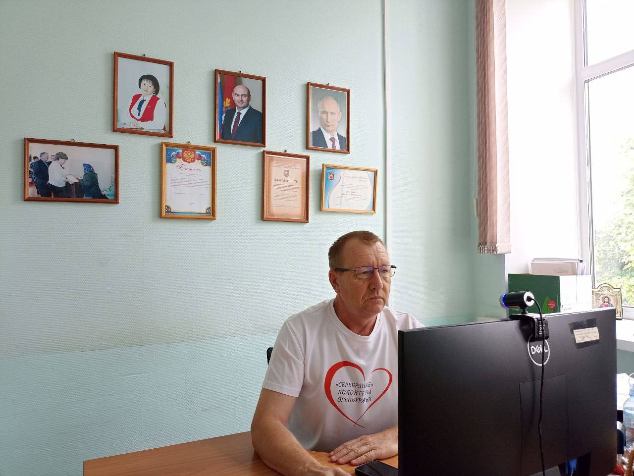 Оренбуржец стал призером XV Всероссийского чемпионата по компьютерному многоборью В Москве завершился федеральный этап XV Всероссийского чемпионата по компьютерному многоборью среди пенсионеров, прошедший в очно-дистанционном формате. В соревнованиях приняли участие 206 конкурсантов из 75 регионов России. Оренбургскую область на чемпионате представили два участника «серебряного» возраста и ветеран боевых действий. По итогам соревнований участник из Пономаревского района, ветеран боевых действий Юрий Докучаев занял почетное 3 место в абсолютном первенстве среди мужчин в специальной номинации «Защитник Отечества». Оренбургская область одиннадцатый год подряд принимает участие во Всероссийском чемпионате по компьютерному многоборью среди пенсионеров. За это время число участников регионального этапа увеличилось в 2 раза. Популярности состязаний способствует программа обучения пожилых людей компьютерной грамотности, которая проводится в регионе в рамках национального проекта «Семья». Организаторами Чемпионата является Союз пенсионеров России при поддержке Министерства труда и социальной защиты Российской Федерации.