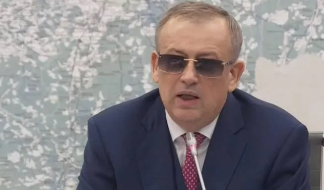 Губернатор Ленинградской области Александр Дрозденко пригрозил что строительство социалки это принципиальное условие для работы в регионе В частности в преддверии ПМЭФ 2026 он анонсировал что в этом году делегация региона планирует заключить более 20 соглашений с совокупным объёмом инвестиций не менее 300 млрд рублей Соответствующие обязательства застройщиков будут зафиксированы в соглашениях по комплексному развитию территорий в Гатчинском Всеволожском и Ломоносовском районах Никаких голых коробок Застройщики берут на себя социалку и это принципиальное условие работы в регионе подчеркнул Дрозденко Кроме того в марте Губернатор Ленобласти в ходе совещания по контролю за строительством объектов государственной программы поручил строительному блоку оформить ряд жестких решений Тогда он заявил что в регионе теперь при доле софинансирования из областного бюджета более 50 и стоимости объекта свыше 100 млн рублей заказчиком строительства будет выступать не районный или поселенческий уровень а региональное управление капитального строительства