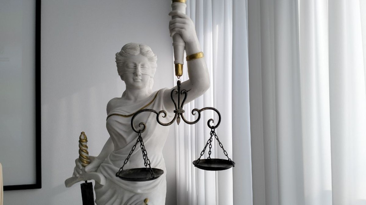 В Самарской области прокуратура добилась возвращения государству незаконно приобретенного пионерлагеря Чайка Самарский областной суд поставил точку в деле о незаконном владении пионерским лагерем Чайка расположенным рекреационной зоне на берегу Волги Высшая инстанция подтвердила законность решения суда первой инстанции который удовлетворил иск прокуратуры Теперь земельный участок и имущественный комплекс лагеря будут возвращены в собственность Российской Федерации Ранее прокуратурой региона было установлено что с 2012 по 2023 год земельный участок площадью 4 6 гектара и расположенный на нем имущественный комплекс пионерского лагеря Чайка были выведены из законного владения Это произошло в обход установленных нормативно правовым актом процедур приватизации и через заключение сомнительных сделок с частными лицами Для восстановления законности прокуратура обратилась в суд Иск предусматривал истребование земельного участка из нелегального владения и признание недействительными договоров купли продажи по которым было отчуждено имущество лагеря Центральный районный суд Тольятти полностью поддержал позицию прокуратуры удовлетворив заявленные требования Решение первой инстанции было подтверждено и Самарским областным судом ГТРК Самара MAX lВК lОК lСАЙТ