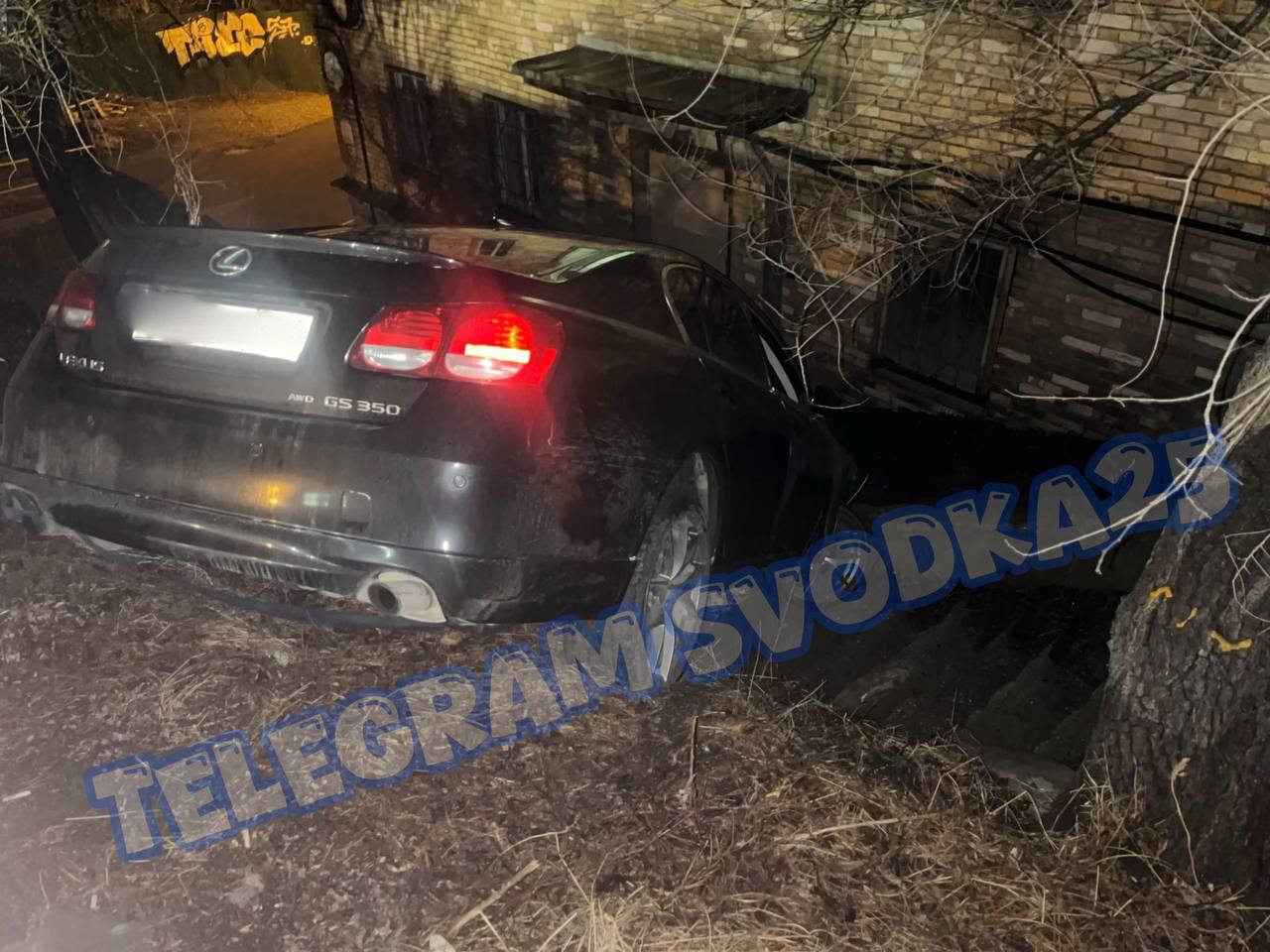 Во Владивостоке около Фуникулера водитель Лексуса, скрываясь от погони, спустил свой авто с косогора  Водитель Лексуса скрывался от погони ДПС. Он бросил автомобиль и не поставил его на паркинг, а сам убежал.   Чуть позже водитель был пойман сотрудниками, а авто повис на лестнице.  Источник АВТОГАРАНТ    Админу