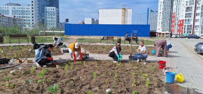 В Якутске начали работы по озеленению и благоустройству городских территорий 6 июня в окружной администрации Якутска состоялось заседание штаба по санитарной очистке города. Участники обсудили текущее состояние дел и наметили планы по благоустройству, сообщает пресс-служба мэрии. Особое внимание уделили скосу сухой травы и камыша. Согласно отчетам, в округах и пригородах работы по скосу ведутся. Тем не менее управам поручено усилить контроль за своевременностью и качеством выполнения работ. На заседании также подробно рассмотрели вопрос озеленения города. ТОУ отчитались о посадке цветов и кустарников. Подробнее читайте по ссылке Фото: пресс-служба Окружной администрации Якутска