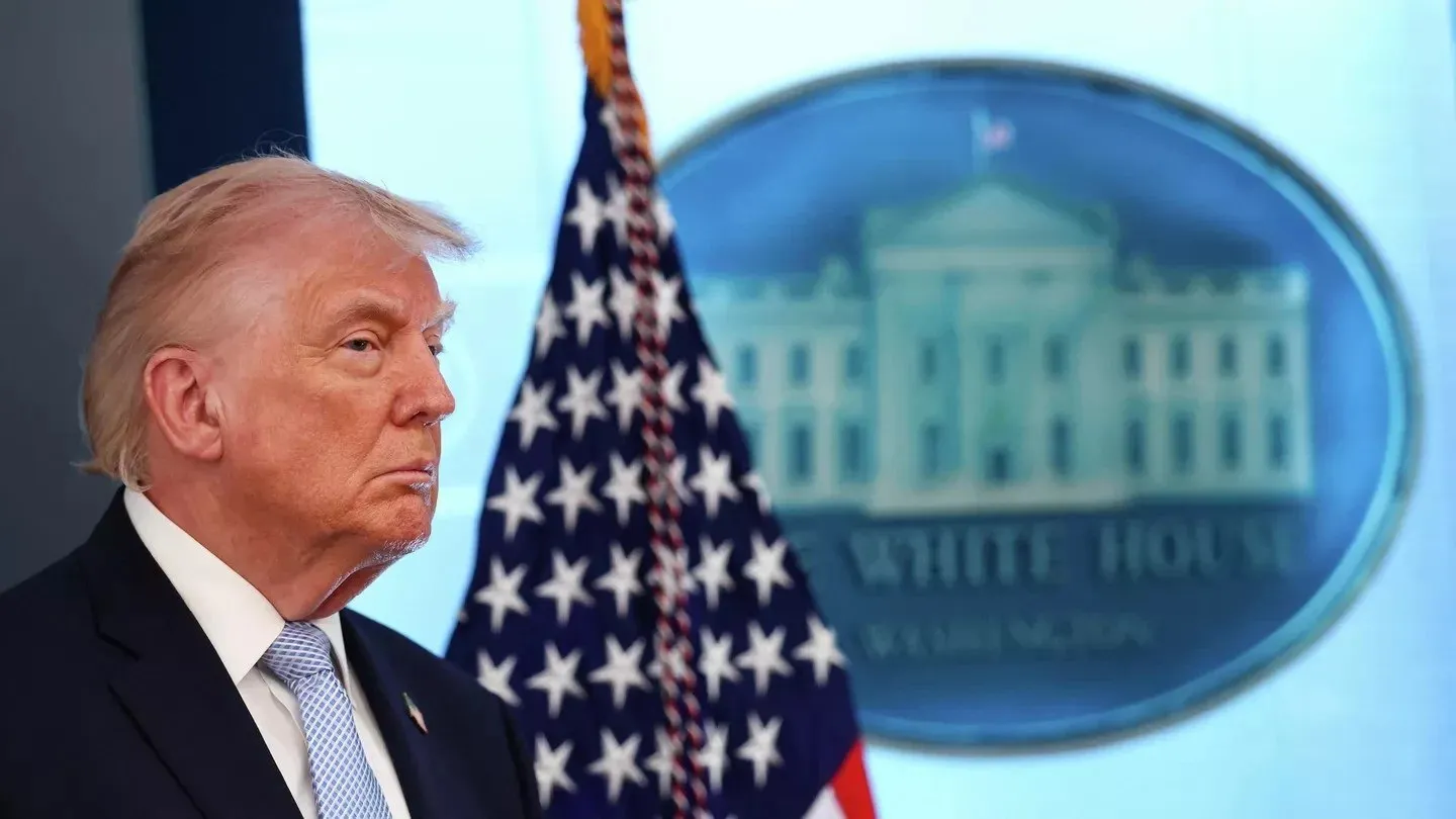 Дональд Трамп стремится наладить отношения с Италией заменив ею Иран на ЧМ Спецпосланник президента по глобальным партнерствам Паоло Замполли предложил Трампу и президенту ФИФА Инфантино совершить рокировку на чемпионате мира сообщает Financial Times Я итальянец по происхождению и было бы мечтой увидеть сборную Италии на турнире проводимом в США Имея четыре титула они обладают всеми необходимыми качествами чтобы заслужить место в сетке цитирует Замполли газета Издание подчеркивает что президент США ведет футбольную дипломатию чтобы восстановить отношения с Италией после конфликта из за военных баз и оскорбления Трампом папы Римского Подписывайтесь на РИА Новости Спорт в Mакс