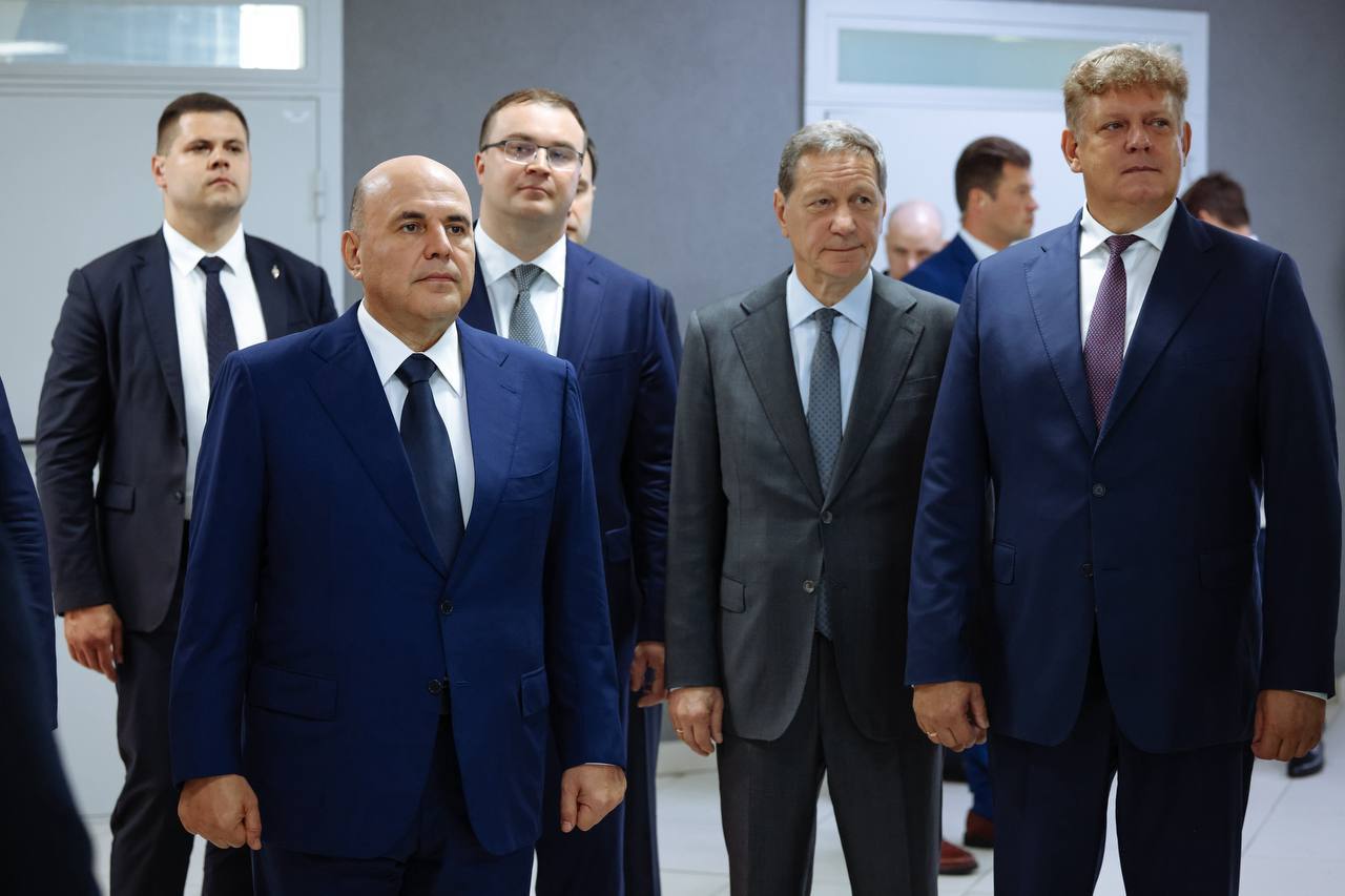 Представил Михаилу Владимировичу Мишустину проект межвузовского кампуса, который мы планируем создать в Омске. Наш регион – один из крупнейших промышленных центров России. У нас высокоразвитые обрабатывающие производства – машиностроение, нефтепереработка и нефтехимия, а также высокопродуктивное сельское хозяйство. Чтобы все эти отрасли продолжали развиваться, нужны квалифицированные кадры, вырастить и обучить которые поможет межвузовский кампус. Мы уже определили его основные специализации и объекты инфраструктуры. Это учебные и лабораторные корпуса, общежития, технопарки, деловой и спортивно-досуговый центры, а также флагманская школа. Уникальность омского кампуса в создании единой экосистемы «детский сад – школа – вуз – предприятие». Это позволит разрабатывать учебные планы на всех уровнях образования с участием ведущих ученых и представителей бизнеса. Строительство кампуса планируется в три этапа. На первом сформируем базовую инфраструктуру. Он должен будет завершиться в 2030 году, что позволит начать образовательный процесс и создать условия для работы исследователей и бизнеса. Второй этап планируем завершить в 2032 году, а финальный – в 2035 году. Уверен, наш кампус станет точкой притяжения талантливой молодежи всей Сибири, позволит готовить специалистов для наших предприятий и внесет весомый вклад в научно-технологическое развитие страны. Планируем подавать заявку на конкурсный отбор и рассчитываем на федеральную поддержку.