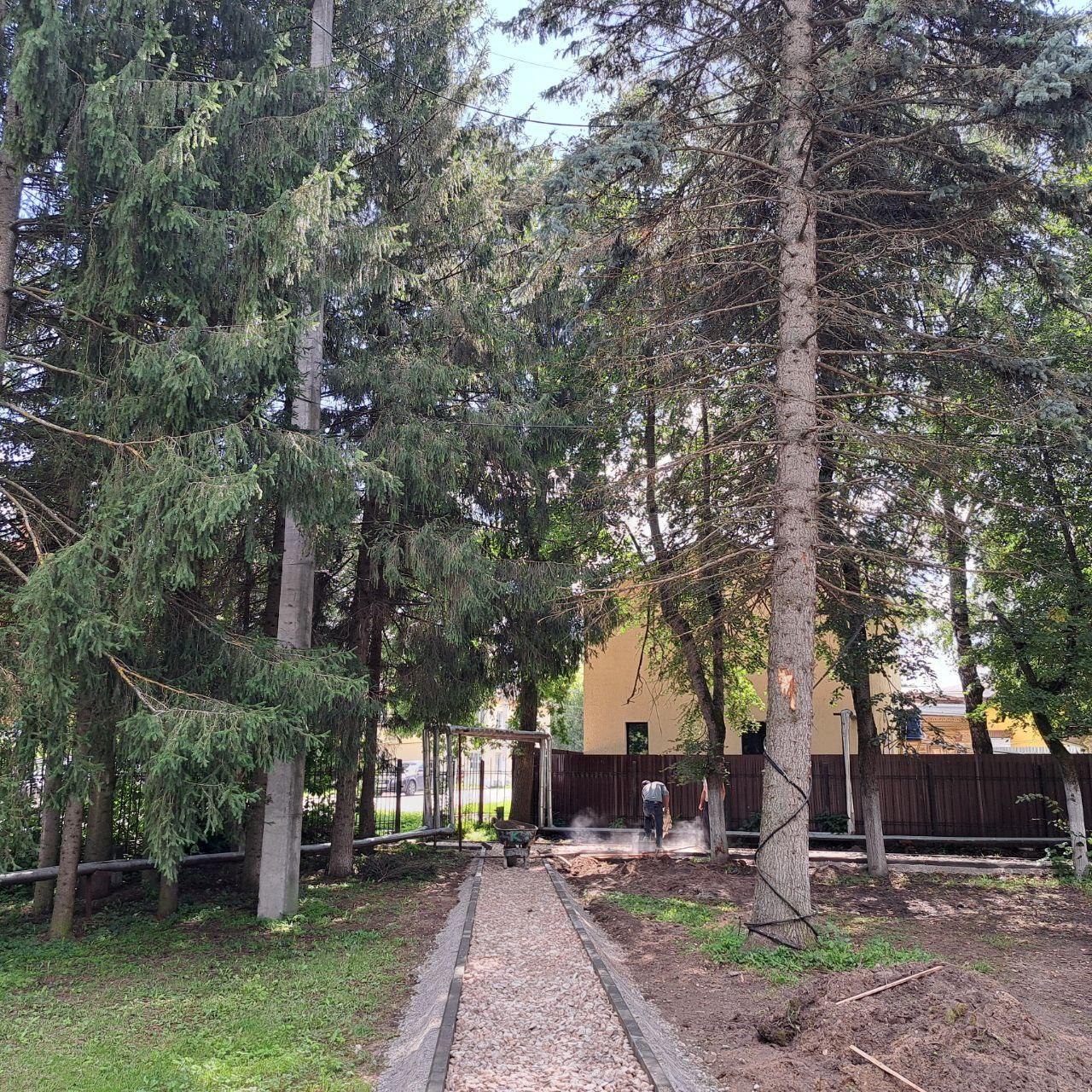 В Тарусе завершается модернизация поликлиники по нацпроекту  Приступили к благоустройству прилегающей территории районной больницы. В поликлинике завершается капитальный ремонт, рассказал глава администрации Тарусского района Михаил Голубев.   Ход работ в районном медучреждении лично проконтролировала министр здравоохранения Анна Чернова. В больнице готовятся к установке новых рентген-аппарата и флюорографа, которые закуплены благодаря нацпроекту «Продолжительная и активная жизнь». А новый аппарат УЗИ уже введен в эксплуатацию, как и часть оборудования в кабинете физиотерапии. Активно продолжается процесс закупки новой мебели.  ↗  Прислать новость   Подписаться