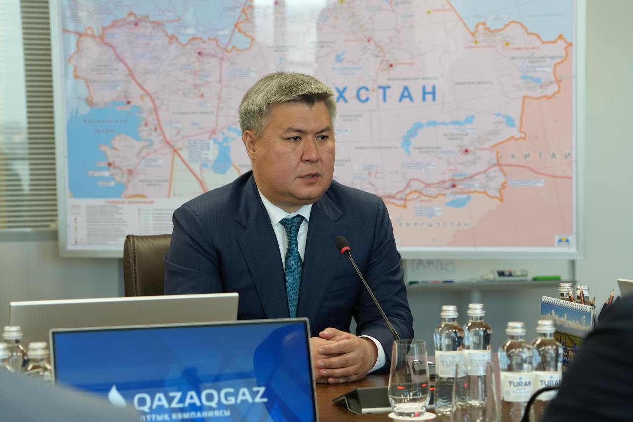 Факт Сменился руководитель нацкомпании QazaqGaz Комментарий Новым председателем правления компании назначен вице министр энергетики Алибек Жамауов Он родился в 1981 году в Атырау Окончил Университет им Сулеймана Демиреля КазНТУ им К Сатпаева Трудовую деятельность начал в 2005 году младшим советником компании Аgip Kazakhstan Caspian Operating  2006 2009 гг советник супервайзер Аgip Kazakhstan Caspian Operating  2009 2015 гг менеджер ТОО Жамбыл Петролеум  2015 2019 гг исполнительный директор ТОО Жамбыл Петролеум  2019 2020 гг руководитель технической группы в 2020 2023 гг заместитель генерального директора ТОО PSA  с 1 июля 2023 года вице министр энергетики РК Санжар Жаркешов возглавлял QazaqGaz с марта 2022 года кадры Подписка на ежедневные новости нефтегазовой отрасли Казахстана   t me oilgazKZ