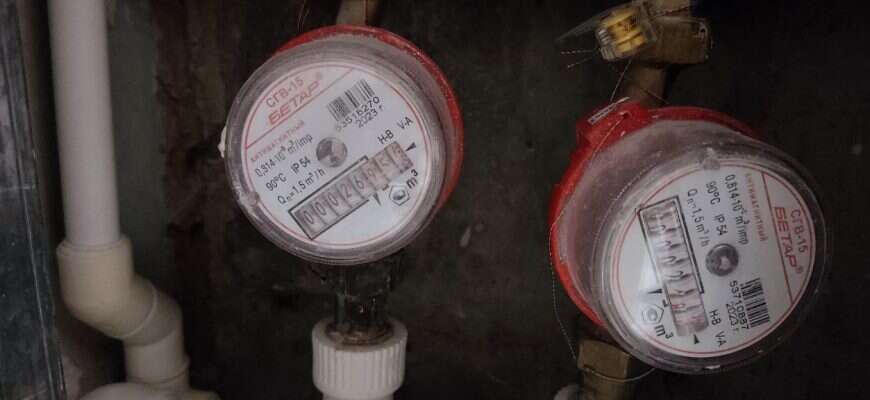 В России принято решение о значительном увеличении штрафного коэффициента применяемого к расчету платы за коммунальные услуги для тех собственников жилья которые имеют техническую возможность но до сих пор не оснастили свои помещения индивидуальными приборами учета холодной воды Ранее при отсутствии счетчиков плата за холодное водоснабжение рассчитывалась исходя из утвержденного норматива с применением повышающего коэффициента 1 5 Согласно предложению Минстроя штрафной коэффициент теперь будет увеличен в два раза и составит 3 Это означает что граждане оплачивающие холодную воду по нормативу будут платить не в полтора а в три раза больше чем объем определенный стандартным нормативом потребления Повышенный коэффициент 3 станет применяться исключительно к расчету потребления холодной воды Его не станут распространять на горячее водоснабжение или электроснабжение