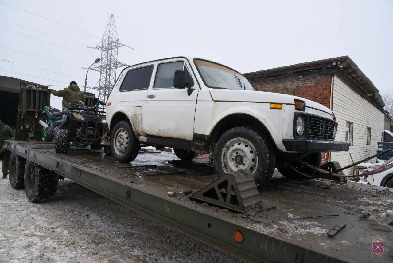 262 автомобиля конфисковали у пьяных водителей рецедивистов в Волгоградской области Таковы данные за прошлый года Машины конфисковали у тех кто повторно сел за руль в состоянии опьянения Все эти машины передают бойцам на передовую 122 автомобиля уже отправились в зону СВО ещё 99 готовятся к передаче через Росимущество Парням за ленточкой машины будут помогать выполнять боевые задачи