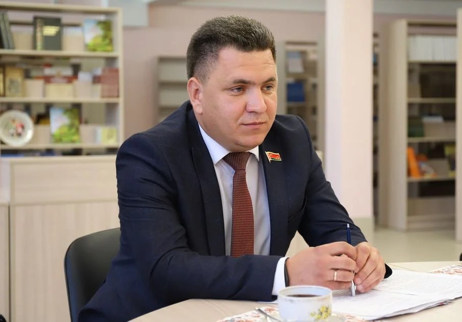 Президент назначил главу Минского района 30 июня председателем Минского райисполкома назначен Денис Колесень. Денис Колесень — уроженец Столбцовского района. Рассказываем, что о нем известно #Минскийрайон