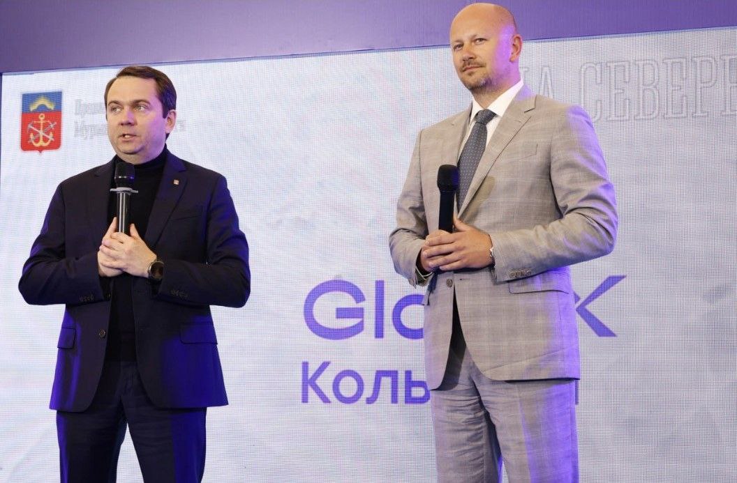 GloraX стартовал с проектом GloraX Кольский в Мурманске. Город сейчас имеет большой потенциал для развития рынка жилья, чему способствуют усилия региональных властей и Арктическая ипотека. GloraX одним из первых федеральных игроков обратил внимание на Мурманск и смог запустить проект в короткие сроки. В церемонии заливки первого куба бетона приняли участие губернатор Мурманской области Андрей Чибис и акционер, вице-президент блока развития и GR Денис Лебедев. Проект общей площадью 180 тыс. кв. м будет построен в 4 очереди до 2032 года. GloraX Кольский строится в рамках ранее подписанного с региональными властями соглашения о реализации масштабного инвестпроекта. По его условиям, девелопер благоустроит прилегающую к проекту парковую зону площадью 8,3 га, существенно превышающую по размерам площадь жилой застройки.