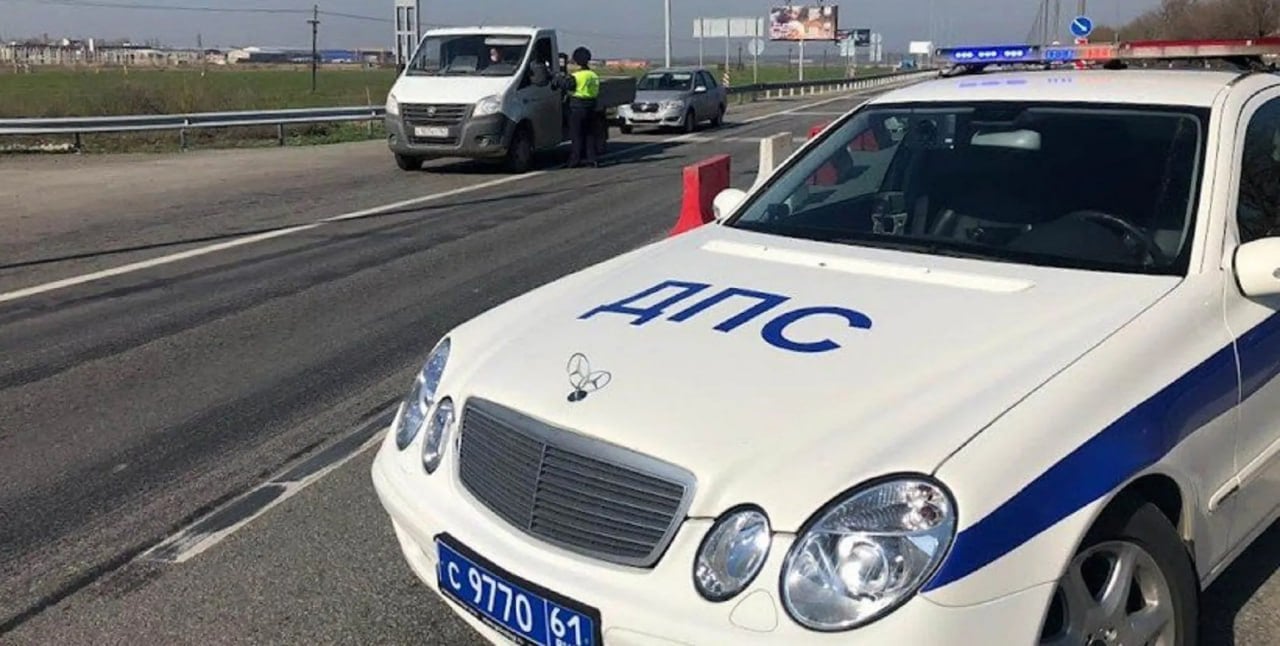 В Ростовской области полицейские выяснили, сколько стоит купить фальшивые водительские права для мигранта. Задержанный на трассе «Ростов – Таганрог» труженик из Средней Азии рассказал автоинспекторам, что приобрёл их всего за 10 тысяч рублей. Машину Hyundai Solaris остановили накануне вечером возле Натальевского моста 97-й километр трассы . За рулём был 29-летний житель Азербайджана Фамил Руфуллаев. Полицейские сразу заподозрили неладное: его водительские права выглядели странно, на них отсутствовали элементы защиты. Руфуллаев честно признался, что купил документ в Москве у неизвестного человека за 10 тысяч рублей. По факту подделки возбуждено уголовное дело по статье 327 УК РФ использование заведомо подложного документа . Максимальное наказание по этой статье — до 1 года лишения свободы. Подписаться Связь с редакцией