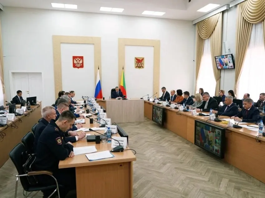 Юрий Трутнев работу на крупных объектах Забайкалья необходимо предоставлять в первую очередь жителям региона В рамках рабочей поездки в Забайкальский край Заместитель Председателя Правительства РФ полномочный представитель Президента РФ в ДФО Юрий Трутнев провел совещание по вопросу социально экономического развития Забайкальского края Нужно улучшать жизнь людей там где они работают подчеркнул Юрий Трутнев во время совещания Отдельно в рамках совещания рассматривались вопросы обеспечения электроэнергией действующие и запланированные к строительству промышленные проекты  В регионе действует ряд инструментов направленных на улучшение качества жизни людей В Забайкалье действует механизм президентской единой дальневосточной субсидии в рамках которой построен и реконструирован 221 социальный объект По поручению Президента Российской Федерации Владимира Путина реализуется мастер планы Читы и Краснокаменска Планами предусмотрено строительство и реконструкция 83 объектов на общую сумму более 300 милиардов рублей напомнил Юрий Трутнев В рамках мастер планов запланировано в Чите 27 объектов в Краснокаменске 56 В настоящий момент в Краснокаменске завершено строительство аэровокзала выполнен ремонт бассейнов 4 школ Еще на 18 объектах в Чите и Краснокаменске ведутся работы У нас сформировано семь центров экономического роста именно в этих конкретных местах реализуется основные инвестиционные проекты здесь же сосредоточено социальное обеспечение создаваемых производств отметил губернатор Забайкалья Александр Осипов Обсуждалась реализация мероприятий по увеличению пропускной способности автомобильных пунктов пропуска через государственную границу Российской Федерации в Забайкальском крае и выполнение ряда поручений Президента Российской Федерации по этим вопросам в том числе по ускорению мероприятий по их реконструкции и строительству Развитие пограничной инфраструктуры может значительно улучшить экономику и Забайкалья и всего Дальнего Востока Однако сроки реконструкции пунктов пропуска затягиваются Мы будем предлагать Президенту Российской Федерации Владимиру Владимировичу Путину чтобы одиннадцатый Восточный экономический форум посвятить еще и вопросам выполнения его поручений Мы собираемся каждый год принимаются большие решения многих из которых действительно преображают облик Дальнего Востока но выполняются не все Давайте разбираться что выполняется вовремя а с чем нам надо поработать Надеюсь на то что министерство транспорта прекрасно понимает значение погранпереходов для развития экономики страны и приложит все усилия чтобы войти в график и прекратить постоянные переносы сроков а мы будем их стимулировать озвучил Юрий Трутнев   Подписывайтесь TG VK MAX