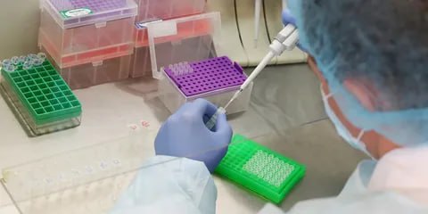 Роспотребнадзор создал новую тест-систему для выявления птичьего гриппа МОСКВА, 17 мая. ИА Цивилизация. ТЕХНОЛОГИИ. Специалисты Роспотребнадзора разработали новую тест-систему для выявления вируса птичьего гриппа всех генотипов, используемую для анализа материалов как животных, так и людей, сообщила глава ведомства Анна Попова ТАСС. По её словам, система обновляется в течение нескольких недель, если вирус становится заразным для человека или меняет свойства. Тесты, созданные ещё 20 лет назад для H5N1, адаптируются под новые угрозы. Все исследования в России проводятся единой системой, минимизируя ошибки. Роспотребнадзор также сотрудничает с более чем 30 странами, поставляя тест-системы и вакцины в такие государства, как Гвинея, Уганда и Бурунди. Птичий грипп - инфекционная болезнь, вызываемая штаммами вируса гриппа типа А. Заболевание распространено во всем мире, многие виды диких птиц легко переносят инфекцию, но у некоторых, включая домашних, болезнь развивается и может быть передана человеку. Фото: из открытых источников ИА «ЦИВИЛИЗАЦИЯ». Подписаться