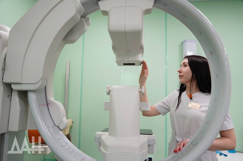 Борьба с кадровым дефицитом. В ДНР повысили зарплаты врачам и медперсоналу Согласно постановлению Правительства региона, врачам, руководителям медицинских учреждений и сотрудникам, имеющим высшее медобразование, за особые условия будет начисляться доплата в виде 130% от должностного оклада. А средние медспециалисты получили прибавку в 60%. При этом документом устанавливается, что доплата будет произведена за месяцы работы, начиная с 1 января этого года. Документ вступит в силу на следующий день после опубликования, 28 июня. Подписаться
