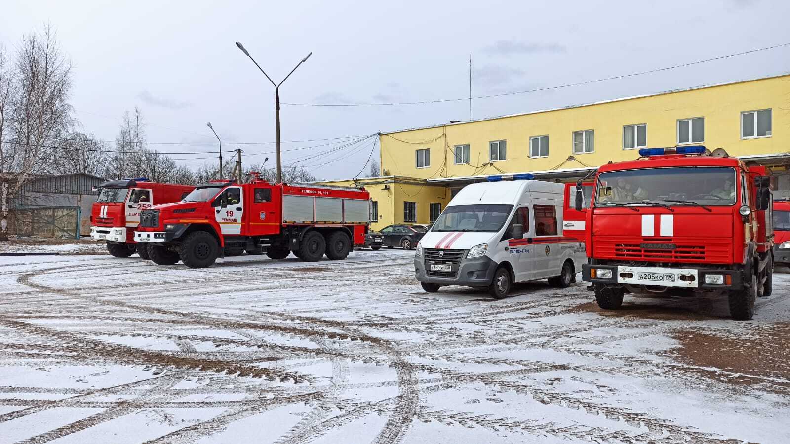 Условный пожар в поликлинике потушен   Работники 233-й и 252-й пожарно-спасательных частей #Мособлпожспас совместно с сотрудниками федеральной противопожарной службы провели учения по ликвидации возгораний в учреждениях здравоохранения. Тренировка состоялась вчера в здании поликлиники №6 поселка Богородское Сергиево-Посадского округа.     Согласно замыслу, пожар возник из-за короткого замыкания в одном из кабинетов, расположенных на первом этаже поликлиники. Медперсонал и посетители учреждения оперативно эвакуировались в безопасное место до прибытия пожарных подразделений.   ‍ Сформировав звенья газодымозащитников, специалисты приступили к проведению разведки и ликвидации условного пожара. Учения прошли успешно: все цели и задачи были выполнены в полном объеме, возгорание ликвидировано в кратчайшие сроки.     В ходе тренировки огнеборцы отработали навыки тушения пожара и взаимодействие с администрацией объекта. Кроме этого, пожарные изучили подъездные пути к зданию, его конструктивные особенности и планировку, а также проверили исправность источников противопожарного водоснабжения.     "Мособлпожспас"    В ходе тренировки огнеборцы отработали навыки тушения пожара и взаимодействие с администрацией объекта.