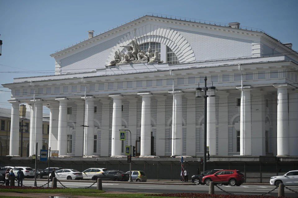 Минкульт разорвал контракт на реставрацию Биржи из за срыва сроков Подрядчик РСК Ренессанс не представил проектную документацию и не начал работы по контракту на 1 4 млрд рублей заключённому в декабре 2024 года Министерство потребовало от него вернуть аванс свыше 1 млрд рублей Реставрация здания переданного Эрмитажу в 2014 году длится уже десять лет и сопровождается чередой скандалов смен подрядчиков и уголовных дел Сейчас Биржа находится без отопления и консервации её состояние критическое Алексей Булатов Читай нас в MAX Читай нас в Telegram