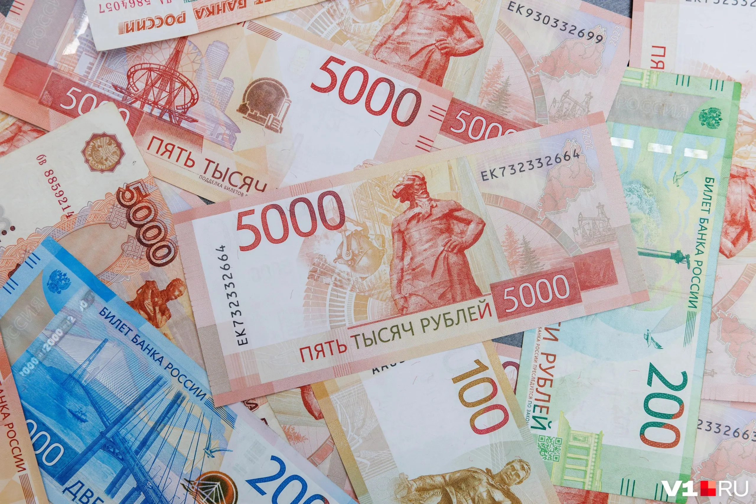 Правоохранители задержали жителя Кавалерово подозревающегося в мошенничестве в особо крупном размере По данным издания Аргументы и Факты речь идет о главе думы Кавалеровского муниципального округа и секретаре местного отделения Единой России Викторе Цое По версии следствия в 2024 2025 годах Цой получил 7 5 миллиона рублей под видом организации экспорта кедрового ореха После этого он создал видимость поставки продукции и сделал фиктивные фитосанитарные и таможенные документы а деньги оставил себе В итоге сотрудники УФСБ Приморья выявили преступление и Цоя задержали Его отправили домашний арест но прокуратура хочет обжаловать решение и добиться помещения фигуранта в СИЗО Максимальное наказание которое грозит фигуранту лишение свободы на срок до 10 лет Справка Виктор Цой родился 24 июня 1978 года в поселке Кавалерово Работал в компаниях Гирин Прогресс Альянс и других а в 2006 году окончил Дальрыбвтуз получив специальность по направлению финансы и кредит В 2024 2025 годах находился в зоне СВО в составе отряда Тигр как доброволец Имеет медаль ордена За заслуги перед Отечеством II степени почетный знак Приморского края За особый вклад в развитие Приморского края II степени медаль Курской области Защитник Курской области и другие награды Пост председателя думы Кавалеровского округа занял после возвращения из зоны СВО  Подписаться в MAX
