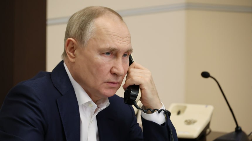 Путин обратил внимание Папы Римского на эскалацию конфликта киевским режимом, сообщили в Кремле. Главное из телефонного разговора Путина и Папы Римского: — Президент РФ выразил признательность Папе Римскому Льву XIV за готовность содействовать в урегулировании конфликта с Украиной; — Российский лидер подтвердил заинтересованность в достижении мира на Украине политико-дипломатическим путем; — Путин выразил надежду, что Святой престол будет активнее содействовать свободе вероисповедания на Украине; — Президент РФ информировал Папу Римского о достигнутых в Стамбуле договоренностях по обмену с Украиной пленными и телами погибших. Будь с нами — Первый казачий