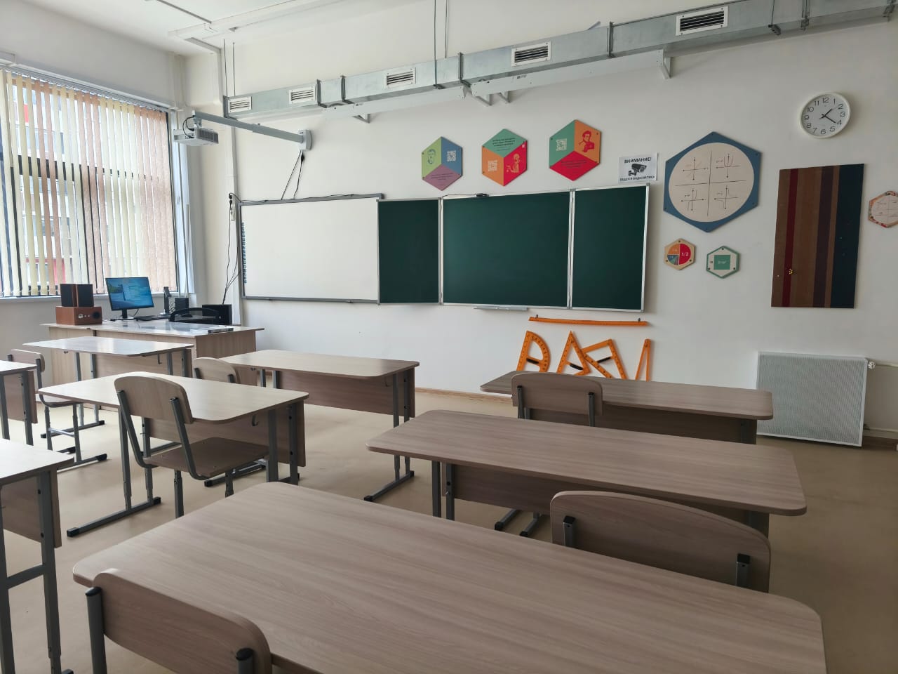 В Красноярске появится новая возможность для школьников, мечтающих связать свою жизнь со строительством Благодаря договорённости между главным управлением образования и Сибирским федеральным университетом, уже в этом году в трёх школах появятся профильные строительные классы. 1 сентября 2025 года в 161-ой, 133-ей школах и 9-ой гимназии девятиклассники получат возможность углубленно изучать математику, физику, черчение и другие профильные дисциплины, а также освоят основы инженерной графики и строительного дела. В рамках дополнительного образования предусмотрено обучение 3D-моделированию. Партнёром проекта выступает Инженерно-строительный институт СФУ, преподаватели которого будут вести специальные модули для девятиклассников, организовывать экскурсии и рассказывать о профессии инженера-строителя. Ученики смогут заниматься исследовательской и проектной деятельностью под руководством опытных наставников. Выбор этих учебных заведений был сделан осознанно. Именно в этих школах уже существуют физико-математические и инженерно-технологические профили. Ученики уже имеют опыт углубленного изучения специализированных предметов, что, в свою очередь, предполагает их заинтересованность в дальнейшем повышении своего образовательного уровня. Преподаватели Инженерно-строительного института помогут освоить самые первые и важные азы строительных профессий. Ребята узнают, как проектируются и создаются здания и как воплотить свои идеи в реальные проекты. Школьники в рамках обучения смогут посетить строительные площадки г. Красноярска и получить представление о работе инженеров-строителей. Цель создания строительных классов не только помочь школьникам определиться с будущей профессией, но и подготовить высококвалифицированные кадры для строительной отрасли, которая играет ключевую роль в экономике Красноярского края. Напомним, в красноярских школах действуют специализированные и профильные классы математической, физико-математической, естественно-научной и инженерно-технологической, психолого-педагогической направленностей, классы Российской академии наук, Роснефть-классы, СУЭК-классы, Росатом-классы, энерго-классы, класс «МЧС-ресурс», классы аграрно-технической направленности, медицинские классы, классы правоохранительной направленности и т.д.