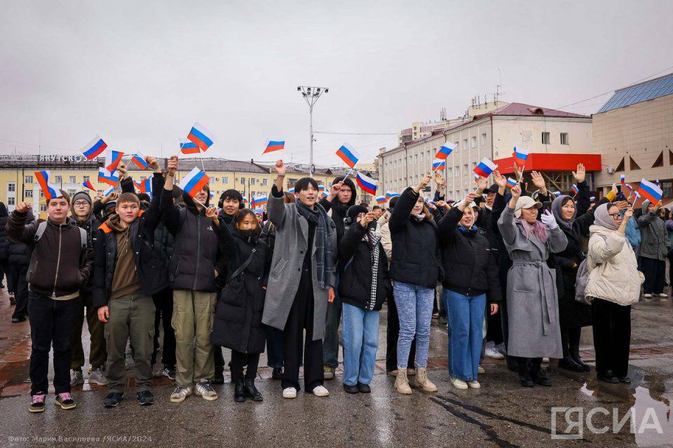 В Якутске состоялся концерт-митинг в День воссоединения новых регионов с Россией  В Якутске 30 сентября состоялся праздничный концерт-митинг «Мы вместе», посвященный Дню воссоединения Донецкой Народной Республики, Луганской Народной Республики, Запорожской области и Херсонской области с Российской Федерацией. Во время мероприятия прошел флешмоб «89 регионов Российской Федерации» и народная акция по созданию объединенной картины с участием горожан в поддержку жителей новых регионов страны.  «Сейчас наши земляки отстаивают нашу культуру и будущее на территории специальной военной операции. Мы все поддерживаем их, и я уверен, что наш народ, как всегда, победит»,  — сказал Александр Подголов.    Все новости   #Яестьновость   Обсудить