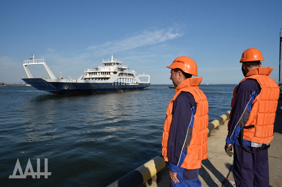 В РФ разработали план по восстановлению пассажирского морвокзала в Мариуполе В Мариуполе планируется модернизировать морской порт, об этом сообщил Единый институт пространственного планирования РФ. «Проектом предусмотрено восстановление инфраструктуры морского порта, в том числе зернового терминала и углепогрузочного комплекса, сохранение административных и складских зданий, а также модернизация объектов инженерной инфраструктуры», — отметили там. Специалисты института также предложили восстановить пассажирский морской вокзал «Мариуполь» и центр регулирования движения судов, а также провести реконструкцию существующих причалов. Читать полностью Подписаться