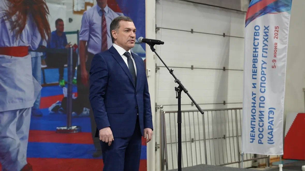 В Новосибирске стартовали Чемпионат и Первенство России по спорту глухих в дисциплине каратэ. В течение нескольких дней на татами «Локомотив-Арены» выйдут более 100 спортсменов из 20 регионов страны. Для нас это большая честь. В Новосибирске сильная школа каратэ, и особенно приятно, что среди участников — и наши спортсмены. Новосибирск и Новосибирская область гордятся спортивными традициями: 19 олимпийских чемпионов, выдающиеся паралимпийцы Максим Шабуров и Антон Кулятин, сильнейшие команды по волейболу и хоккею среди глухих. В спортшколах города тренируются 102 профессиональных спортсмена, более 470 человек бесплатно занимаются адаптивной физкультурой. Желаю удачи всем участникам! Уверен, эти дни подарят зрелищные бои и настоящие примеры силы духа. Фото: Министерство физической культуры и спорта Новосибирской области