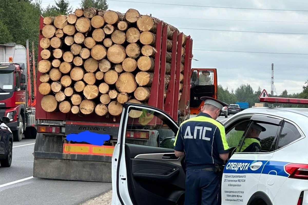 Суд в Иркутске вынес приговор по делу о взятках от лесного бизнеса Куйбышевский районный суд Иркутска рассмотрел уголовное дело о взятках на сумму более 5 млн рублей На скамье подсудимых оказались 10 человек бывшие сотрудники ДПС ГИБДД водители лесовозов и посредник Их обвиняли в том что они за деньги пропускали лесовозы через стационарный пост без проверок Дело в отношении шестерых полицейских приостановили они заключили контракты на военную службу Остальным суд вынес приговоры Женщина участвовавшая в схеме получила 8 лет лишения свободы с отсрочкой до достижения ребенком 14 лет и штраф 1 2 млн рублей Двое взяткодателей осуждены на 7 лет условно каждый с испытательным сроком 5 лет и штрафами по 200 тыс рублей Посреднику назначен штраф в 1 1 млн рублей Приговор еще не вступил в силу Кроме того в этом же суде рассматривается еще одно дело с участием тех же лиц Судебные прения по нему уже начались Подпишитесь на канал