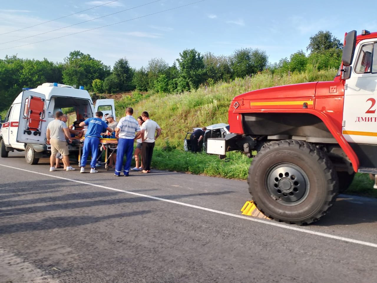 В Курской области водитель съехал в кювет и пострадал Авария произошла в селе Дерюгино Дмитриевского района. Водитель автомобиля ВАЗ-2115 не справился с управлением. Из-за серьёзного повреждения машины пострадавший оказался зажат внутри салона. На место происшествия оперативно прибыли спасатели пожарно-спасательной части Дмитриевского района. С помощью гидравлического инструмента они провели деблокировку пострадавшего, а также отключили аккумулятор, чтобы исключить риск возгорания. Мужчина был извлечён из автомобиля и с множественными травмами доставлен в Железногорскую ЦРБ. Фото: Противопожарная служба Курской области