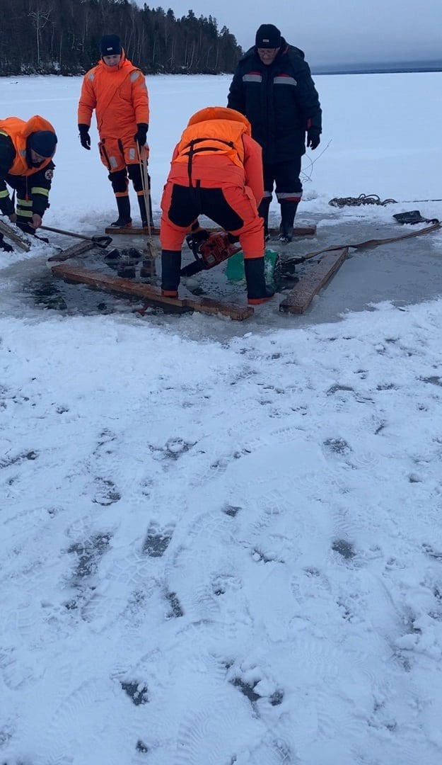 Пермские спасатели извлекли вмерзшее в лед тело рыбака  Мужчина погиб на реке Яйва  Березниковский округ  вблизи поселка Яйвинский Рейд. Его тело обнаружили в толщине льда в 150 метрах от берега.     Пермская краевая служба спасения/Вконтакте