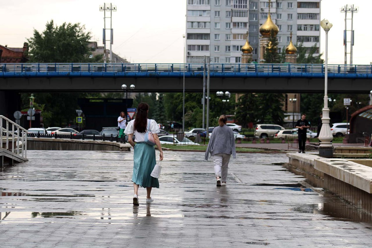Омск накроют затяжные дожди Согласно прогнозу сервиса Gismeteo, начиная с понедельника, 12 мая, в регионе ожидается серия затяжных дождей, которая продлится как минимум до последней недели месяца. Периоды кратковременного потепления и солнца будут сменяться пасмурными днями и дождями. Осадки прогнозируются почти ежедневно с 12 по 18 мая, при этом температура будет колебаться от +12 до +21 °C. Самым прохладным днём может стать 14 мая — ожидается не выше +12 °C. Начиная с 19 мая, дождливая погода вернётся и продержится практически до конца месяца, с короткими перерывами на солнечные дни 21, 22 и 30 мая. Стабильного тепла с температурой выше +22 °C синоптики пока не обещают.
