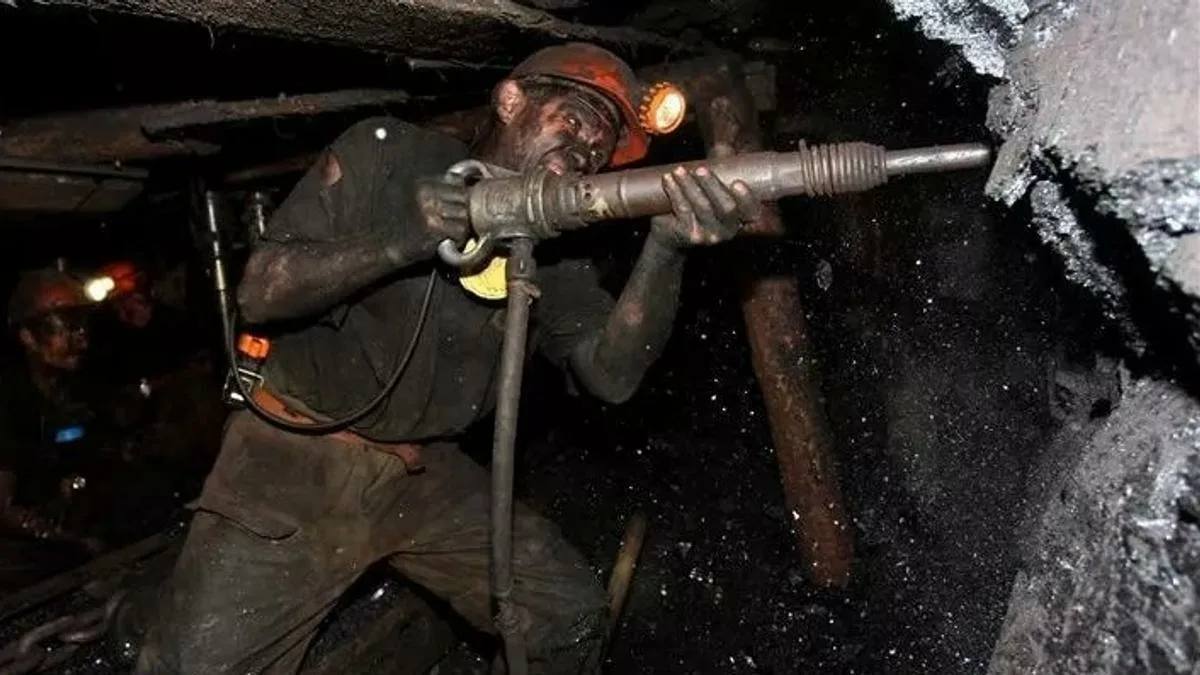 Торговый дом «Донские угли» погасили задолженность по зарплатам за май. Остаётся задолженность за июнь Как заявили в компании на запрос ЛИЦ, это связано колебаниями цен на угольную продукцию и общими негативными тенденциями, сложившимися в угольной отрасли региона Сейчас для стабилизации обстановки, предприятие ведёт переговоры с банками по открытию кредитных линий Вести. Луганск Подписаться Прислать новость