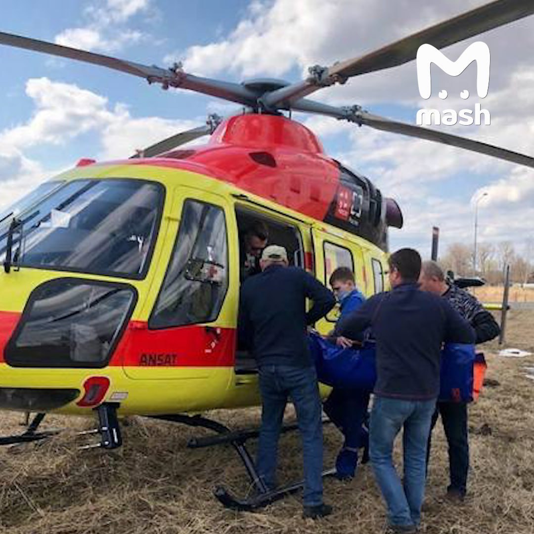 Вертолёт санавиации совершил жёсткую посадку в лесу в Малой Овсянке в Нижегородской области. На борту находился экипаж с пациентом. Один из пилотов повредил ногу, у других пассажиров — ушибы.  Предварительно, посадку совершили из-за технических проблем. На место направлены два вертолёта для эвакуации людей.