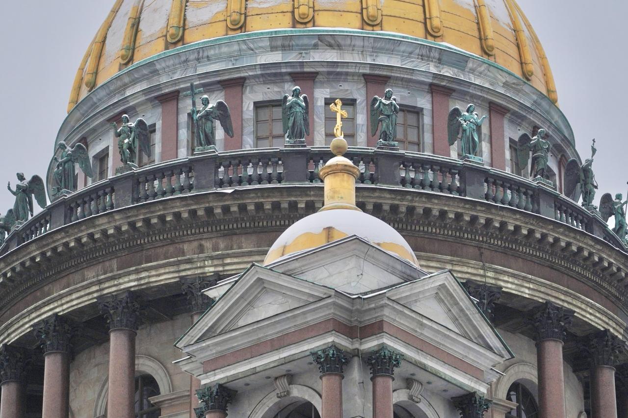 Ремонт на Балтийской и DDoS атаки на приложение для парковок Что происходит в Петербурге России и мире В Петербурге  К 9 5 годам колонии приговорили гендиректора строительной компании Норманн Владимира Смирнова В 2019 году его задержали и арестовали по статье о мошенничестве в особо крупном размере После объявления приговора суд освободил Смирнова так как учел проведенное им время под стражей и посчитал наказание отбытым  У метро Нарвская прорвало трубу Жители дома на Промышленной 8 могут провести без отопления и горячей воды минимум восемь часов  Приложение для оплаты парковок в Петербурге подверглось DDoS атакам сообщил Городской центр управления парковками Из за них может быть недоступна оплата парковок банковской картой через приложение и телеграм бот  С 5 декабря по 27 февраля в метро Балтийская будут ремонтировать эскалатор сообщили в комитете по транспорту Вход в вестибюль будут закрывать с 8 10 до 9 20 утра и ограничивать с 17 00 до 19 00 вечера В России и мире   Комитет против пыток запустил беспроигрышную новогоднюю лотерею в поддержку пострадавших от пыток Ее участники могут пожертвовать 326 рублей и получить подарок от одного из партнеров акции Среди них художница Алиса Горшенина актер Максим Суханов театральный куратор Ваня Демидкин и другие  На ведущих канала Живой гвоздь Айдара Ахмадиева Евгению Родионову и Антона Ореха составили протоколы за участие в деятельности компании Radio Echo GmbH признанной в России нежелательной организацией За повторное нарушение им может грозить уголовное дело При этом по словам Родионовой Живой гвоздь и Radio Echo GmbH не связаны друг с другом  Британская платежная система Wise объявила что временно заблокировала карты пользователей из России и Беларуси из за новых санкций ЕС Пользователи могут разблокировать карты если до 30 января 2026 года подтвердят гражданство или вид на жительство в стране Европейской экономической зоны Фото Бумага Подписывайтесь на Бумагу и предлагайте новости