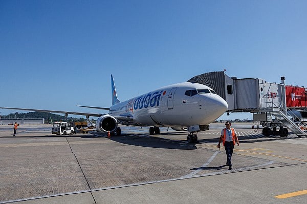 Аэропорт Сочи и авиакомпания flydubai продлевают регулярные рейсы в Дубай  Авиакомпания flydubai, базирующаяся в Дубае, продолжит свою полетную программу по маршруту Дубай — Сочи в осенне-зимнем расписании  октябрь 2024 - март 2025гг. . Полеты запланированы с частотой три рейса в неделю на воздушном судне Boeing 737-800, вместимостью 166 пассажиров. Об этом сообщает AVIA.RU со ссылкой на данные пресс-службы аэропорта Сочи.  Получить подробную информацию о расписании полетов, стоимости билетов, а также порядке их приобретения можно на сайтах аэропорта Сочи, авиакомпании или онлайн-агентств.  Как напоминают в пресс-службе воздушной гавани, авиасообщение между ОАЭ и Сочи активно развивается, а направление Дубай стабильно входит в ТОП 5 международных направлений полетов. В 2024 году наблюдается особый интерес туристов из ОАЭ к посещению Сочи.  aviaru.net/n276083