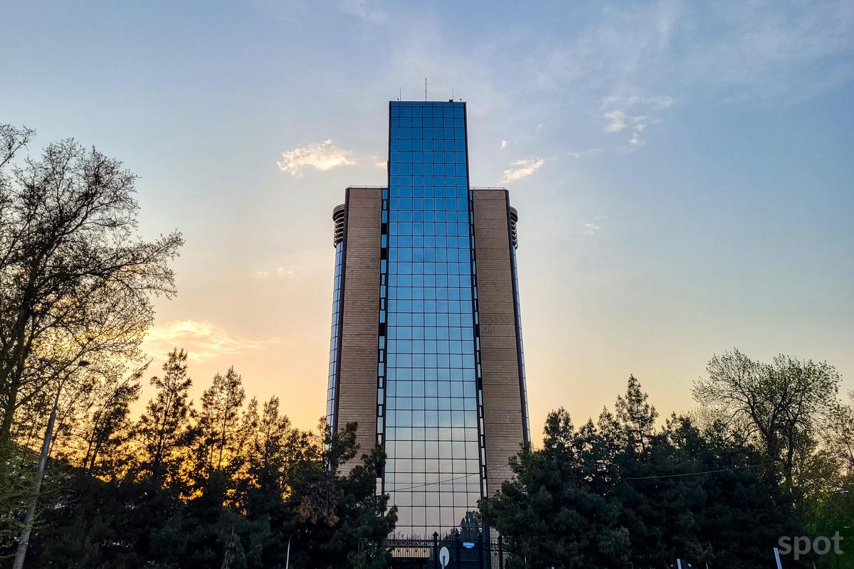 ЦБ в августе оштрафовал 9 банков 6 МФО и 4 ломбарда Центральный банк в августе провел 9 заседаний комитета по банковскому надзору и рассмотрел 51 вопрос Большинство касались регистрации новых микрофинансовых компаний и изменений в уставах кредитных организаций Регулятор предупредил 14 банков и 2 платежные организации о возможных санкциях за нарушение пруденциальных нормативов невыполнение планов по сокращению проблемных кредитов и недостатки выявленные в ходе проверок Штрафы получили 9 банков 6 микрофинансовых организаций и 4 ломбарда за нарушения требований ЦБ и правил по борьбе с отмыванием денег и финансированием терроризма У Евразийского банка отозвали лицензию за несоблюдение требований к минимальному уставному капиталу   www spot uz ru 2025 09 12 cbu regulation Telegram Instagram YouTube