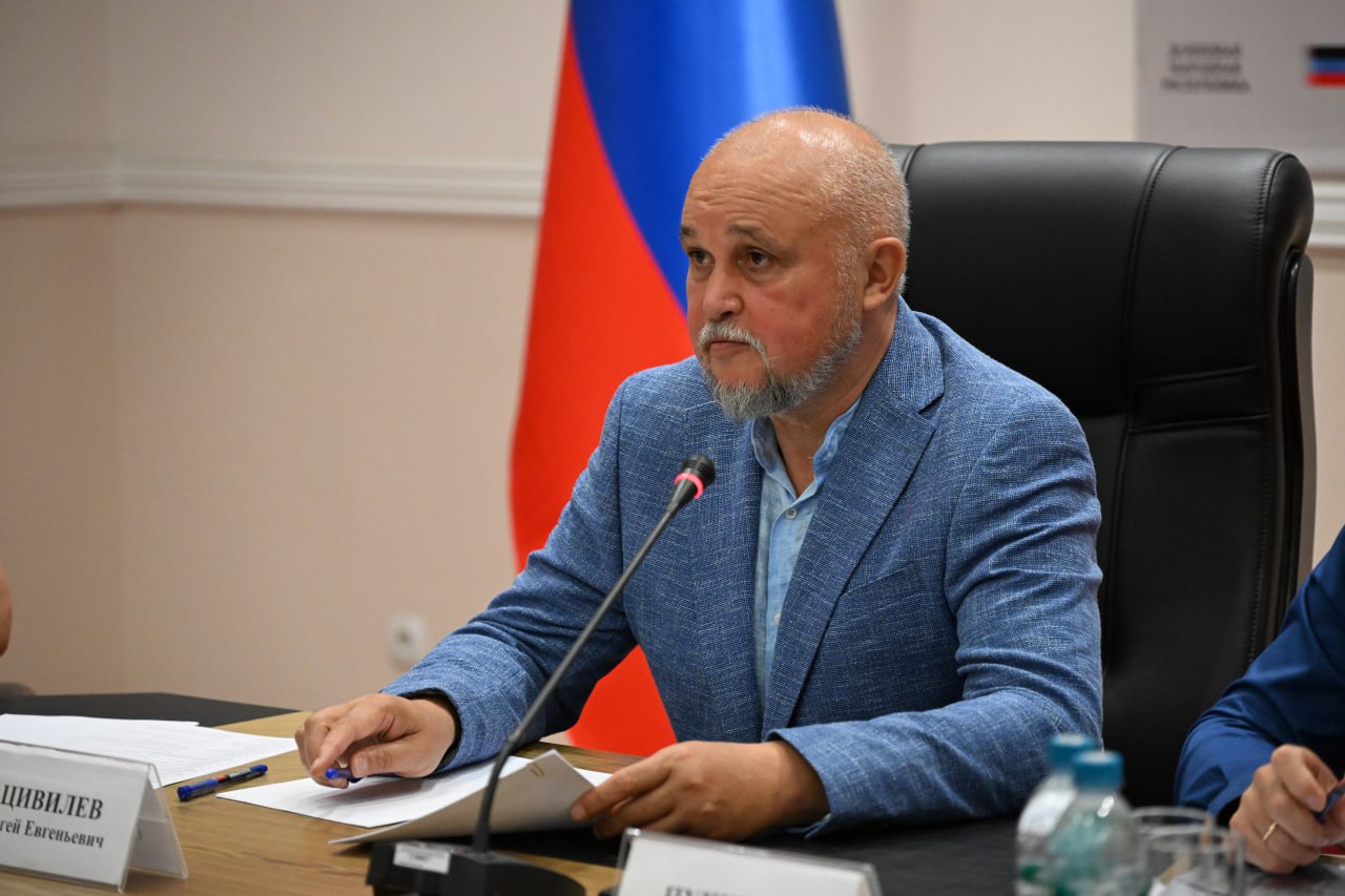 Сергей Цивилев провел совещание по развитию угольной промышленности Донбасса      Сергей Цивилев в рамках рабочей поездки в Донецкую Народную Республику провел совещание по вопросам текущего функционирования топливно-энергетического комплекса Донецкой и Луганской народных республик.    ‍ ‍ ‍  Речь шла о поддержке и развитии угольной промышленности — одной из ключевых сфер энергетики регионов, обеспечивающей значительную часть их внутреннего энергоснабжения и являющейся важнейшей экономической отраслью.     Обсуждалась разработка программы повышения эффективности угольных предприятий Луганской и Донецкой народных республик, включая оказание им общесистемных и адресных мер поддержки, трудоустройство профильных специалистов и выполнение перед ними социальных обязательств.   «Задача по созданию отдельной программы поддержки угольщиков Донбасса была поставлена Президентом», — отметил Сергей Цивилев, подчеркнув, что ситуация в этих регионах находится на особом контроле ведомства.     Глава Минэнерго напомнил, что по поручению председателя Правительства Российской Федерации Михаила Мишустина была создана подкомиссия по оказанию финансовых мер государственной поддержки отдельным организациям отраслей экономики, в том числе угольным предприятиям.    Среди других тем, которые были затронуты на совещании, — подготовка  к прохождению осенне-зимнего периода 2025-2026 годов и реализация мероприятий программы социально-экономического развития Донбасса.     В ходе поездки Министр также осмотрел ряд энергообъектов региона и принял участие в церемонии вручения ключей от новой спецтехники сотрудникам АО «Юго-Западная Электросетевая Компания», которая с 1 мая 2025 года определена в качестве системообразующей территориальной сетевой организации на территориях ДНР, ЛНР, Запорожской и Херсонской областей.      Автопарк сетевой компании пополнился 51 единицами техники.     Спецтехника была передана Юго-Западной ЭСК в рамках Программы социально-экономического развития новых регионов.