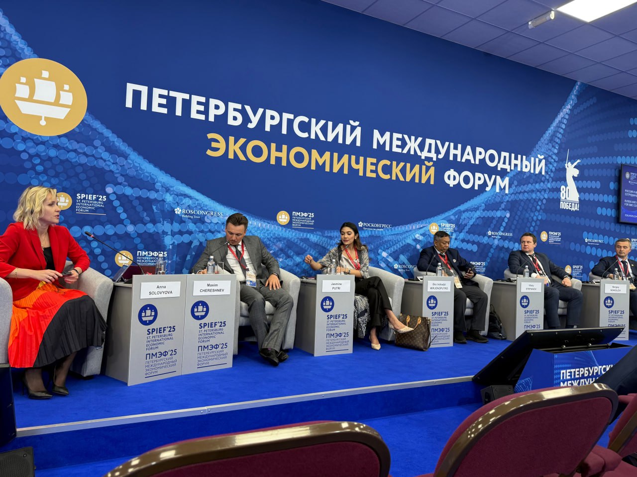 Стартовали на ПМЭФ-2025 Рабочую программу на форуме начали с диалога с партнерами из Индонезии. Сейчас это одно из наиболее перспективных дружественных направлений московского экспорта. Как рассказал генеральный директор МЭЦ Виталий Степанов, с каждым годом Индонезия привлекает все больше внимания столичных компаний: Только за 2024 год объем несырьевого неэнергетического экспорта Москвы в Индонезию вырос в 3,2 раза. И сейчас половина всего российского ННЭ в эту страну приходится именно на продукцию московских компаний. Причем прирост столичной доли в 2024 году составил 37% к уровню 2023 года. Динамика говорит сама за себя. Особо хотел бы отметить, что это в первую очередь IT и телеком, высокотех, оборудование и механические устройства. Мы активно укрепляем связи с индонезийскими партнерами. Только в апреле завершили очередную бизнес-миссию в Индонезию для 15 московских IT-компаний. На сегодняшний день столичные предприниматели уже поставили в Индонезию программное обеспечение, приборы контроля качества производственного процесса и другую продукцию. Помимо продвижения и поддержки продаж на зарубежных рынках, МЭЦ оказывает и финансовую помощь экспортерам, включая экспортные гранты и льготное кредитование. Впереди у нас еще много интересного. Следите за ПМЭФ-2025 вместе с нами!