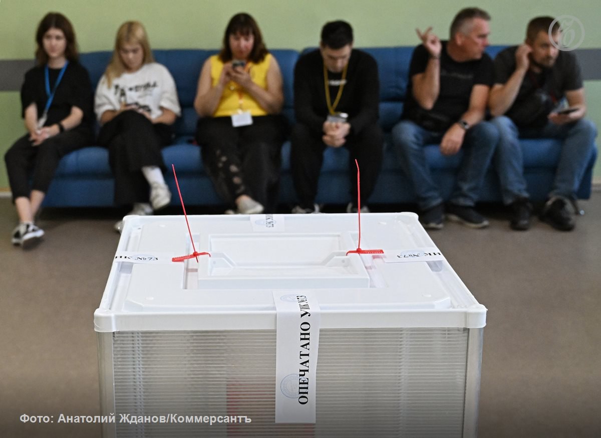 Конституционный суд КС обязал уточнить порядок действий избиркома в тех случаях когда один человек назначен наблюдателем сразу на два участка КС выяснил что ни в избирательном законодательстве ни в инструкциях Центризбиркома нет разъяснений по этому поводу Это подчеркивается в постановлении порождает противоречивые интерпретации относительно возможности допуска наблюдателей на участки и может подвергнуть серьезным сомнениям итоги голосования Законодателю предписано устранить обнаруженный пробел До внесения соответствующих поправок наблюдатели должны будут давать письменное согласие на свое назначение а избиркомы запрашивать этот документ в случае возникновения разногласий Эксперт считает что сделать это на тысячах участков на выборах в Госдуму может быть просто нереально Подписывайтесь на Ъ Оставляйте бусты