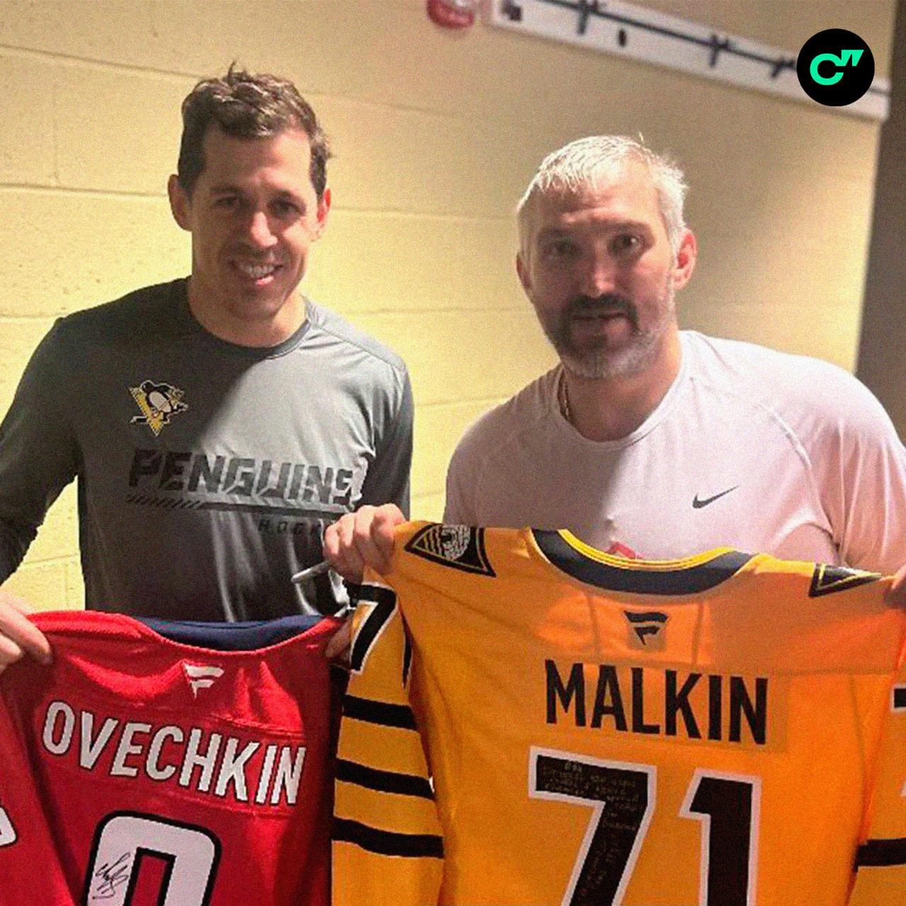 Овечкин и Малкин обменялись свитерами и сделали совместное фото после матча Питтсбурга и Вашингтона Перед игрой фанаты Питтсбурга стоя приветствовали Ови забросившего 900 ю шайбу встреча старых друзей Подписывайтесь на лучший хоккейный телеграм