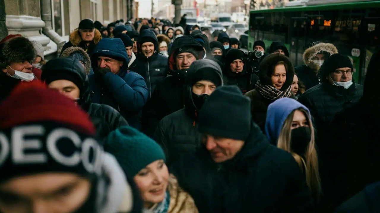 Агентство по миграции напомнило водителям из РУз о сроках пребывания в России Агентство по миграции РУз обратилось к водителям занятым в международных автоперевозках с призывом строго соблюдать правила пребывания в РФ Отмечается что несоблюдение миграционных требований может привести к включению граждан в список лиц которым запрещен въезд в Россию сроком от трех до десяти лет По данным ведомства около 25 международных автогрузоперевозок в России выполняются водителями из РУз Однако многие из них сталкиваются с ограничениями из за ошибок при оформлении миграционных документов Агентство напомнило что при пересечении границы необходимо указать правильную цель въезда служебная или транзит а не туризм После прибытия в Россию следует встать на миграционный учет в течение 15 рабочих дней Telegram Facebook Instagram LinkedIn Сайт