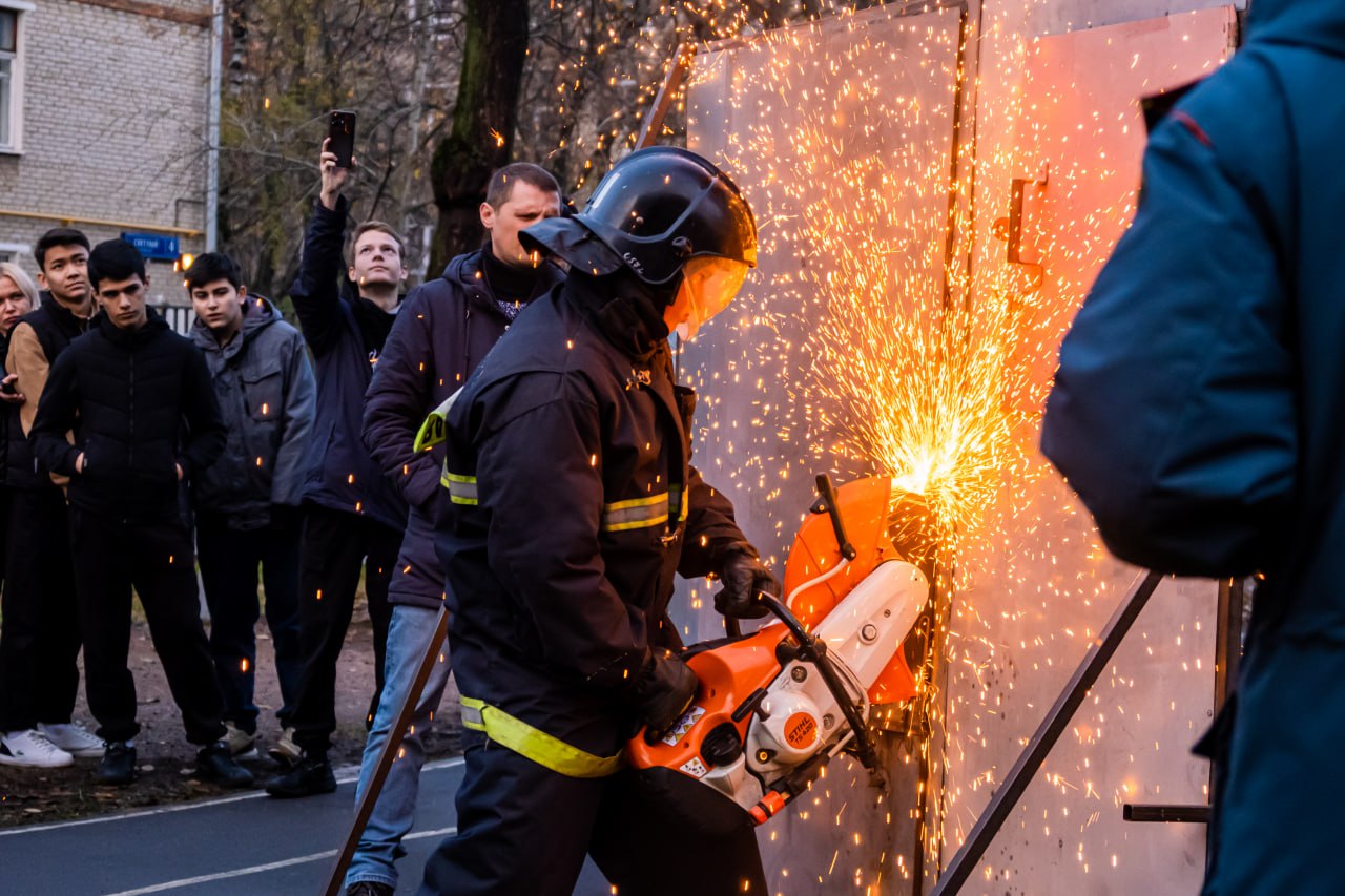 В эти дни, с 26 октября по 2 ноября, в Москве проходит осенний фестиваль колледжей для девятиклассников и их родителей. Об этом сообщила Анастасия Ракова, заместитель мэра Москвы по вопросам социального развития. Она отметила, что «сейчас колледжи в Москве учитывают все запросы молодежи и современные тренды рынка труда, что меняет представление о среднем специальном образовании. Выпускники успешно устраиваются в крупнейшие компании города, получая не только привлекательные условия труда и достойную заработную плату, но и реальные перспективы для карьерного роста".   Первые дня фестиваля прошли в Московском дворце пионеров, где состоялась презентация 48 колледжей столицы. На VK-лектории ребята могут встретиться с топовыми работодателями, экспертами рынка труда, директорами образовательных учреждений и задать им вопросы о самых востребованных профессиях сегодня. Также, для школьников проходят танцевальные флешмобы, диджей-сеты, фотовыставка достижений студентов и выпускников, кинофестиваль и модный показ. В течение недели, в рамках фестиваля, девятиклассники смогут познакомиться с высокотехнологичными мастерскими и лабораториями московских колледжей, а также принять участие в практических мастер-классах и сделать выбор в пользу перспективной профессии.  С 28 октября фестиваль продолжается в 48 колледжах Москвы. Школьников ждут почти 200 захватывающих мастер-классов по более чем 170 профессиям в сферах промышленности, ИТ, робототехники, креативных индустрий, гостеприимства, строительства, транспорта и здравоохранения. Гости пообщаются с наставниками и работодателями, посетят экскурсии в высокотехнологичные мастерские и лаборатории, а также познакомятся с насыщенной студенческой жизнью колледжей. Среди участников — Московский индустриальный колледж, Московский технологический колледж, Колледж связи № 54 имени П.М. Вострухина, политехнический колледж имени П.А. Овчинникова, колледж сферы услуг № 10, колледж полиции, медицинский колледж № 1 и другие.   Узнать подробности о фестивале и зарегистрироваться на мероприятие можно на сайте