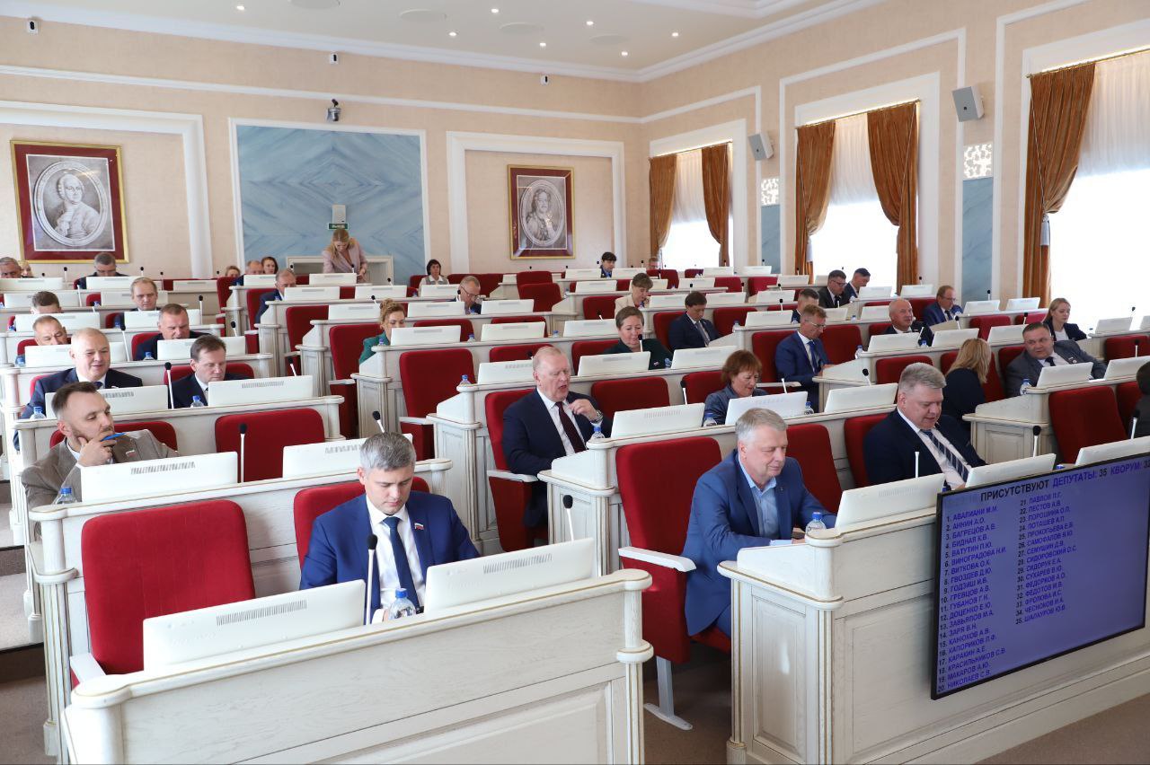 Приняли закон направленный на поддержку семей потерявших кормильца ветерана боевых действий Они будут освобождены от уплаты транспортного налога Сейчас льгота предоставляется только самому ветерану и не передается по наследству Документом предлагается передать право на льготу к членам семьи погибшего умершего ветерана боевых действий Супругу супруге при условии что они не вступили в повторный брак Несовершеннолетним детям Родителям ветерана Льгота предоставит им право выбора либо полностью освободить от налога одно транспортное средство мощностью до 160 л с либо получить налоговый вычет в размере 980 рублей от общей суммы налога на все автомобили семьи