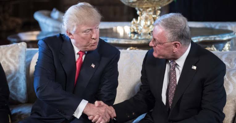 Трамп назвал Келлога идиотом из за его слов о мужественности Зеленского пишет газета NYT со ссылкой на источники В разговоре с Трампом после Мюнхенской конференции в феврале Келлог сравнил Зеленского с экс президентом США Линкольном Позднее пересказывая этот диалог другим советникам хозяин Белого дома сказал что Келлог просто идиот