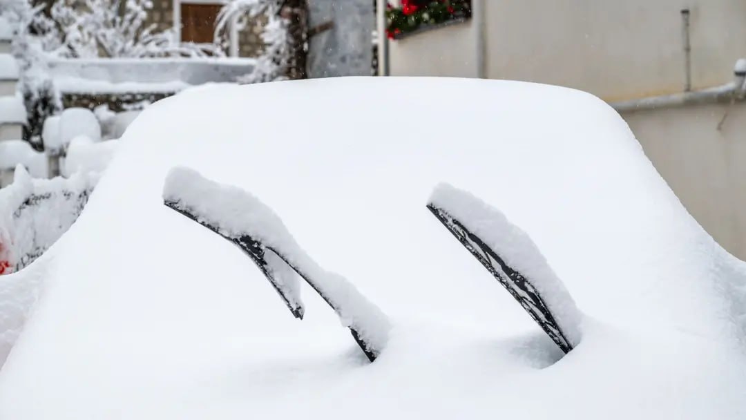 Новый метод борьбы с обледенением Исследователи из Технического университета Вирджинии США создали новый экологичный способ борьбы с наледью электростатическое устранение обледенения Этот метод использует внутренние электрические свойства самого льда чтобы удалить его избегая энергозатратных и химических способов Традиционные методы нагреватели или реагенты потребляют много энергии и вредят окружающей среде Суть нового метода в воздействии на микроскопические электрические заряды ионные дефекты которые естественным образом возникают в кристаллической решетке нарастающей наледи К замороженной поверхности подводят высокое напряжение Приложенное положительное напряжение заставляет отрицательные заряды льда двигаться вверх а положительные вниз Эта поляризация создает силу притяжения к электроду заставляя кристаллы наледи отскакивать от поверхности В экспериментах метод показал эффективность до 75