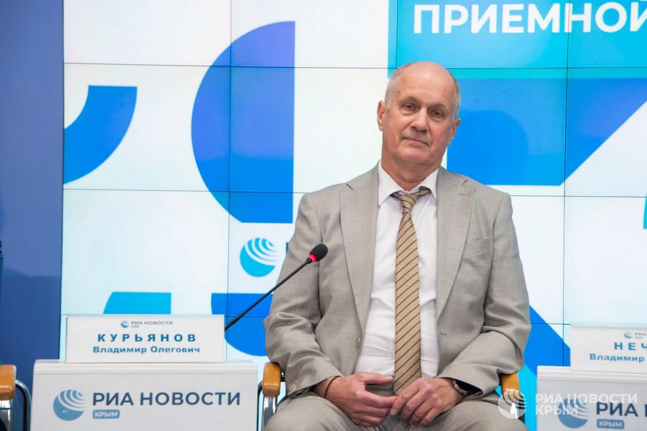 Более 400 заявлений на поступление подали в КФУ абитуриенты еще до получения школьных аттестатов. Об этом рассказал в пресс-центре РИА Новости Крым в рамках круглого стола "Что нужно знать о приемной кампании-2025?" и.о. ректора вуза Владимир Курьянов. Принципиальных отличий в части популярности направлений подготовки нет – большинство заявлений подают на медицинские специальности, юриспруденцию и рекламу. При этом стало больше желающих поступить на специальности, связанные со строительством, отметил Курьянов. 2 4 ⏹5 6