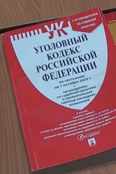 Житель Орла заплатит 50 тысяч рублей штрафа за то, что ударил сотрудника полиции. Такой приговор вынес Северный районный суд. В его пресс-службе рассказали подробности. ЧП произошло в феврале этого года. Мужчина распивал спиртное прямо на остановке общественного транспорта. Прибывшие на место сотрудники ППС потребовали прекратить. Нарушитель отказался и ударил одного из полицейских. Тем самым попал под статью уголовного кодекса «применение насилия, не опасного для жизни и здоровья, в отношении представителя власти». Сообщается, что мужчина на суде полностью признал вину и не стал обжаловать приговор, который вступил в законную силу.