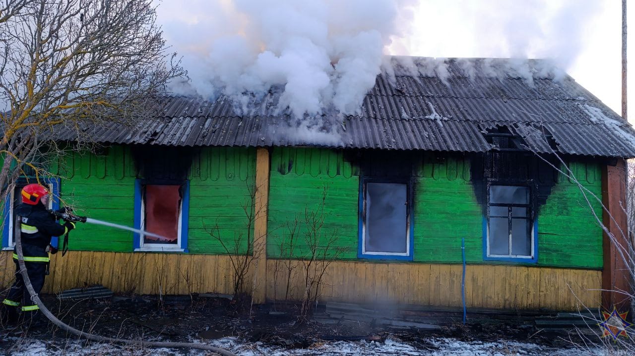 За сутки на пожарах в Беларуси погибли 9 человек   Трое человек погибли в Могилевской области. В деревне Никоаевка Могилевского района погиб 50-летний мужчина.   Сегодня утром в 07:46 в частном доме в деревне Скварск Чаусского района, в ходе тушения пожара спасатели обнаружили тела двух мужчин. Первый погибший, 1960 года рождения, был сожителем хозяйки дома. Второй погибший, мужчина 1962 года рождения.  В деревне Селище Слуцкого района на полу возле кровати в жилой комнате  было обнаружено тело 64-летнего хозяина дома. В  соседней комнате на диване было найдено тело 42-летнего пасынка также без признаков жизни.  В деревне Новый Двор Минского района обнаружен погибший гражданин 1975 года рождения.  В двух бытовых вагончиках на территории неэксплуатируемой МТФ ОАО «Совхоз-комбинат «Сож» в поселке Нагорное Гомельского района на пожаре обнаружены погибшие двое мужчин 1975  и 1986 г.р.  На пожаре в квартире на первом этаже двухэтажного дома в агрогородке Райцы Толочинского района скончался 63-летний мужчина.