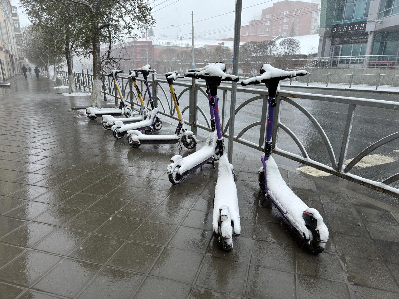 Губернатор Свердловской области Денис Паслер выступил против полного запрета самокатов но предложил ужесточить ограничения в центре Екатеринбурга Сказать что взять в полном объеме и запретить самокаты мне кажется неправильно Да вопрос запрета в отдельных зонах где ходит много жителей Там это можно сделать Есть схема ограничений по скорости Город немаленький и есть места где возникают угрозы от самокатчиков Если говорить про самый центр города вполне можно на эту тему смотреть и думать По его словам власти должны принимать взвешенные решения а главным приоритетом должна быть безопасность жителей Например он предложил рассмотреть возможность запрета самокатов на улице Вайнера и на набережных