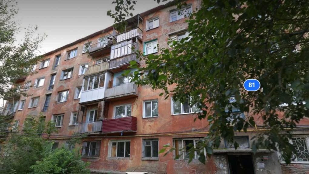 В Омске ввели режим повышенной готовности из-за угрозы обрушения аварийной пятиэтажки. Как сообщили в мэрии, это относится к дому №81 на 50 лет Профсоюзов в Советском округе. Аварийным его признали ещё в 2016 году, постановление о его расселении подписали в 2023: в декабре жильцам предоставили новое жильё. Далее, в январе 2024 года, здание отключили от коммуникаций, несмотря на то, что некоторые жильцы отказывались покидать квартиры. Тогда в доме начали рушиться стены. Подписаться Прислать новость