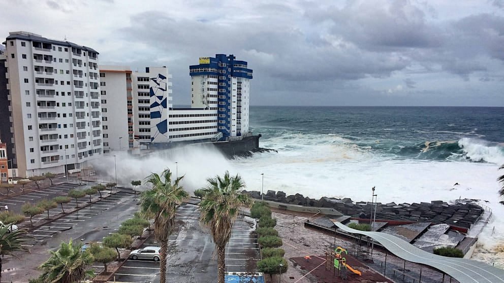 На Тенерифе гигантская волна унесла жизни трёх туристов У западного побережья острова Тенерифе трёх человек унесло огромной волной ещё трое получили ранения Один человек числится пропавшим без вести Инцидент произошёл вчера вечером у популярного природного бассейна возле Лос Гигантеса в муниципалитете Сантьяго дель Тейде Купающиеся находились как на скалах так и в воде когда их внезапно накрыла мощная волна и утащила в море Вертолёт морской спасательной службы поднял из воды одного человека и извлёк одно тело сообщили службы экстренной помощи Канарских островов По данным властей погибли двое мужчин и одна женщина Одному из мужчин было 35 лет женщине 55 Ещё одна женщина пережила остановку сердца на скалах но её спасли с помощью гидроцикла реанимировали на берегу и затем вертолётом доставили в больницу BILD Russian